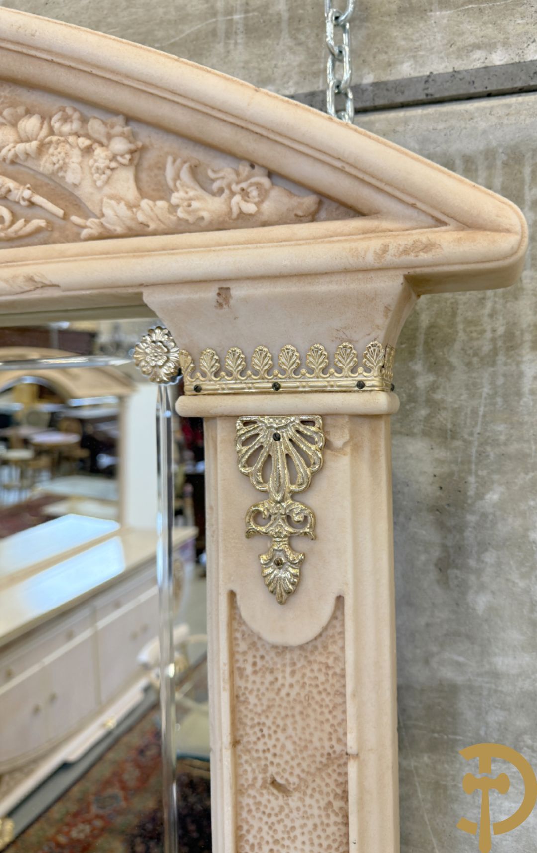 Uitzonderlijke eetkamer bestaande uit dressoir met 4 deuren en 2 lades op voluutvormig onderstel met rocailles opzij en boven met spiegel + bijhorende vitrine + console + spiegel + tafel op voluutvormig onderstel + 6 bijhorende armzetels met koperen frame - uniek ontwerp door de firma Vidal Grau Spaanse makelij, begin jaren 