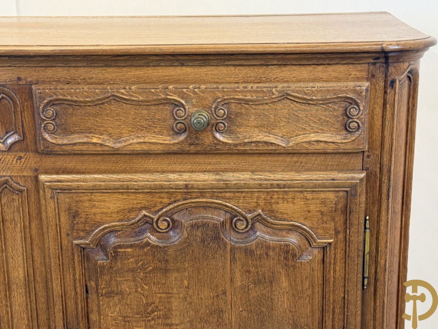 Eiken dressoir met 4 deuren, 4 lades en afgestoken Louis XV panelen