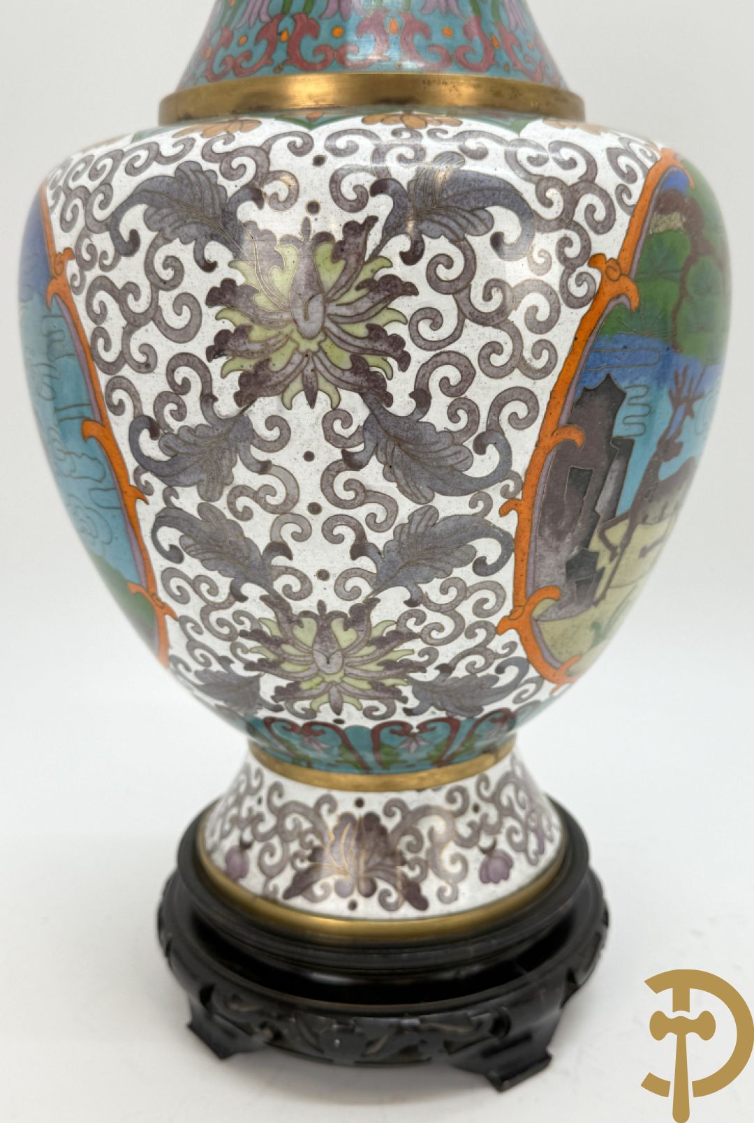 Paar cloisoné vazen met decor van vogels en bloemen op bijhorende zwarte sokkels