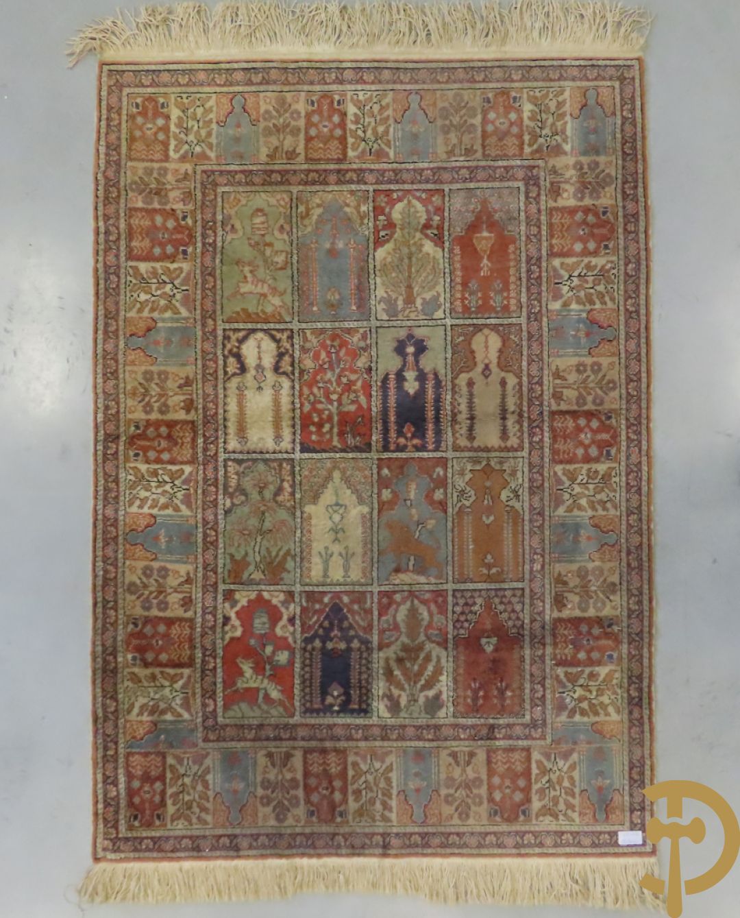 Oosters handgeknoopt tapijt met ruitvormige patronen met planten en dierenmotieven