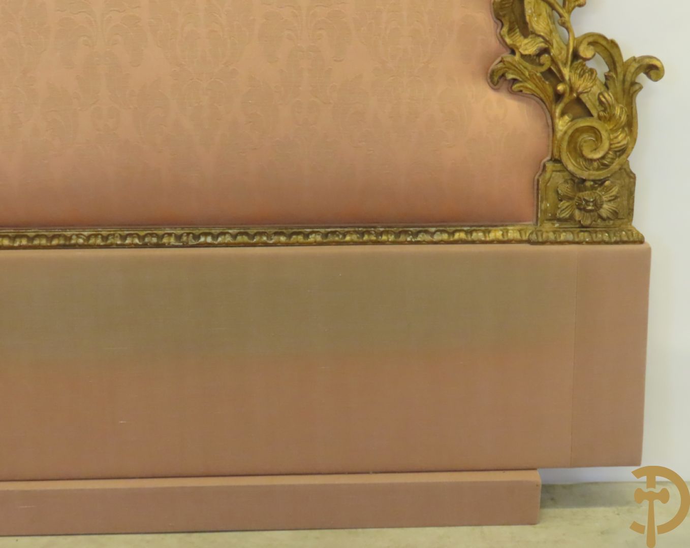 Verguld hoofdeinde van een bed met houten gesculpteerde accanthus- en bloemenranken