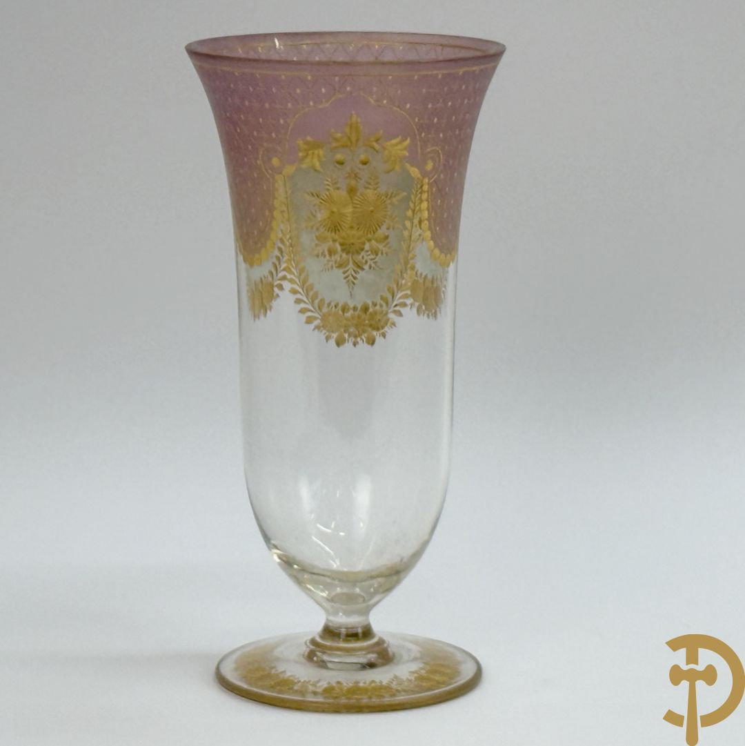 Kristallen vaas met geslepen bloemenmotieven gevuld met goud