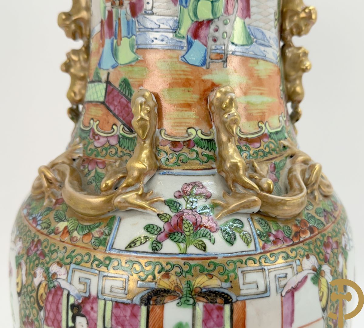 Chinese porseleinen Kanton vaas met geanimeerde taferelen en natuurdecor