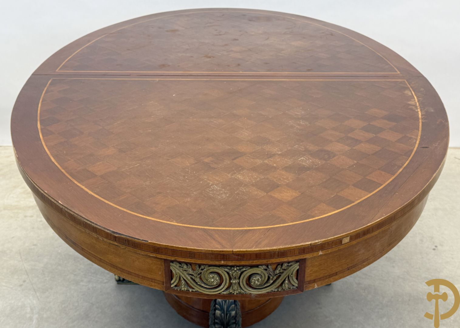 Ovale geparketteerde notelaren tafel bezet met bronzen ornamenten, Art deco Decoene