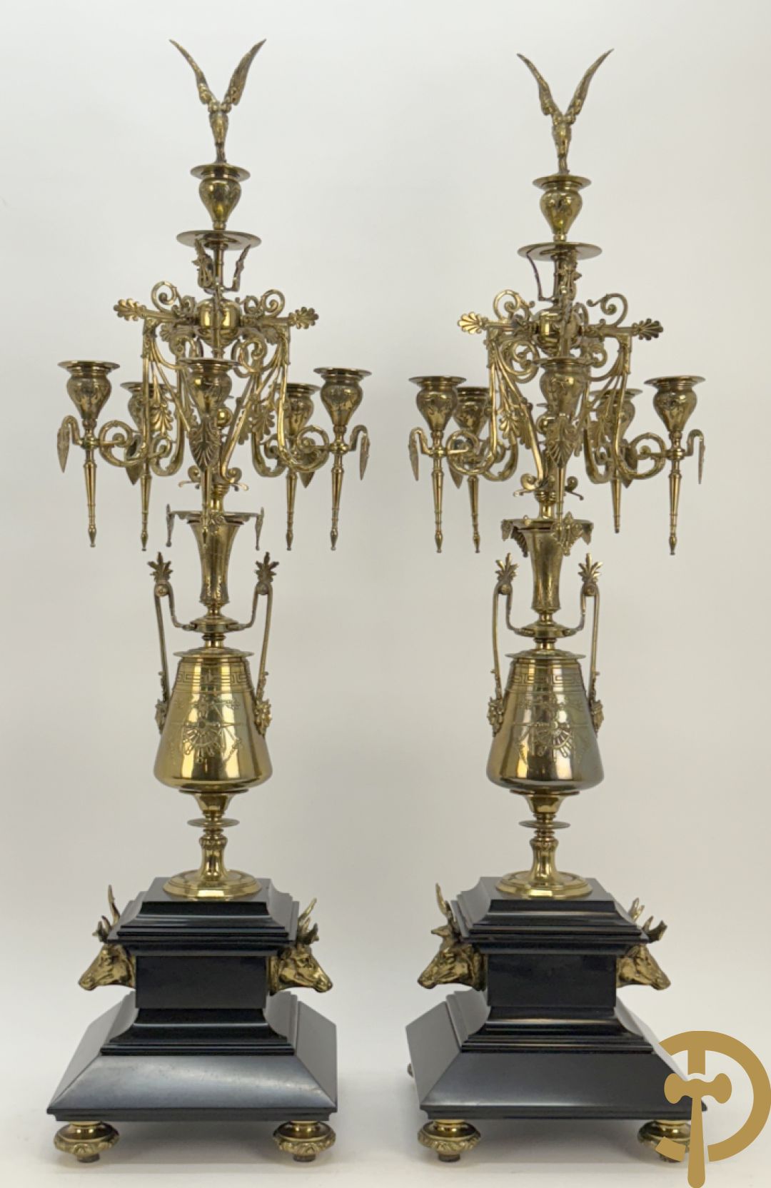 Zwart marmeren garnituur Napoleon III bestaande uit paar bronzen vuurrvergulde vijfarmige kandelaars bezet met vogels op zwarte marmeren basis met hertenkoppen + zwart marmeren middenstuk met klok bezet met hertenkoppen (zonder beeld)