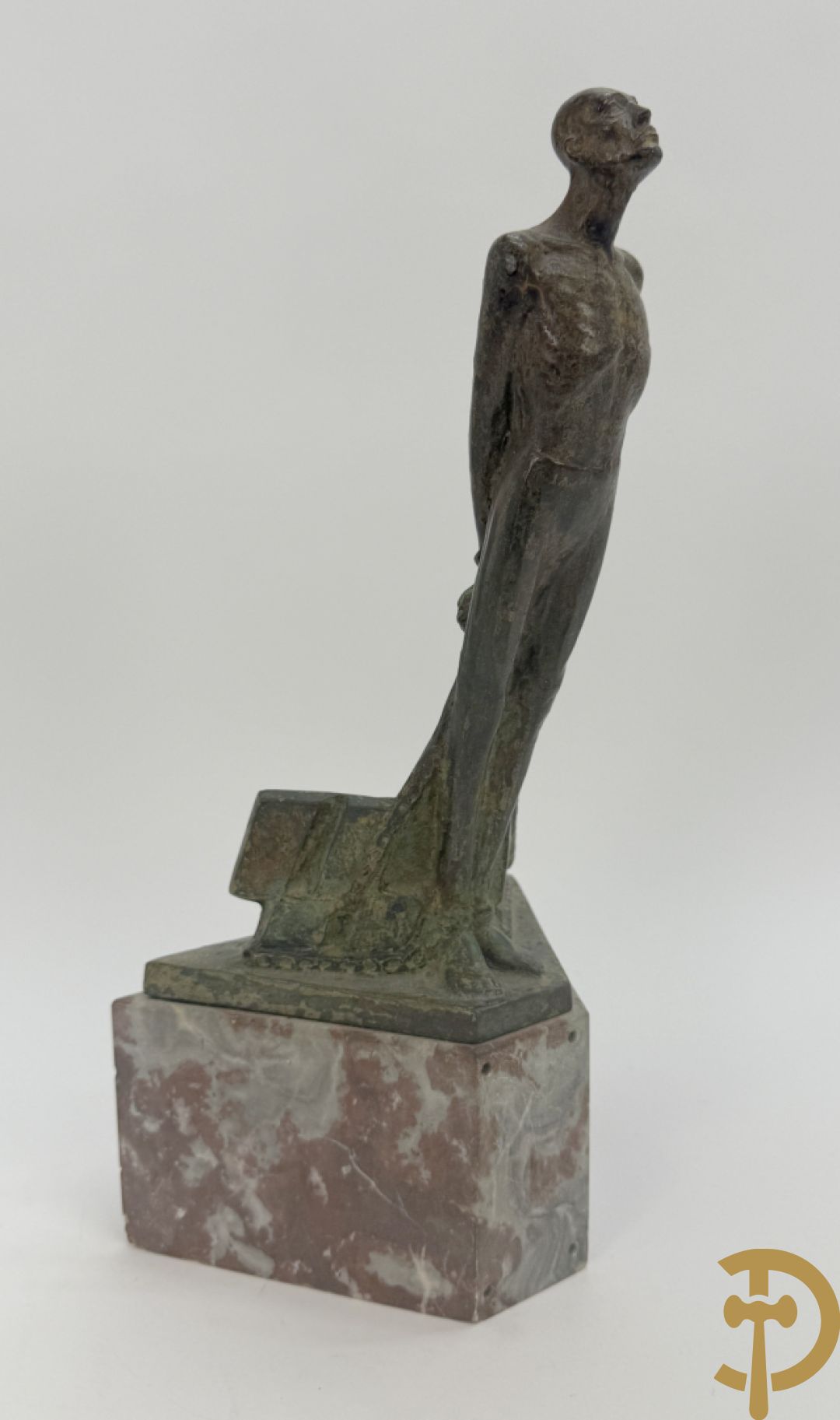 VAN CuL...(?) onleesbaar getekend achteraan Bronzen boegbeeld W.O. II Duits met tekens op marmeren sokkel