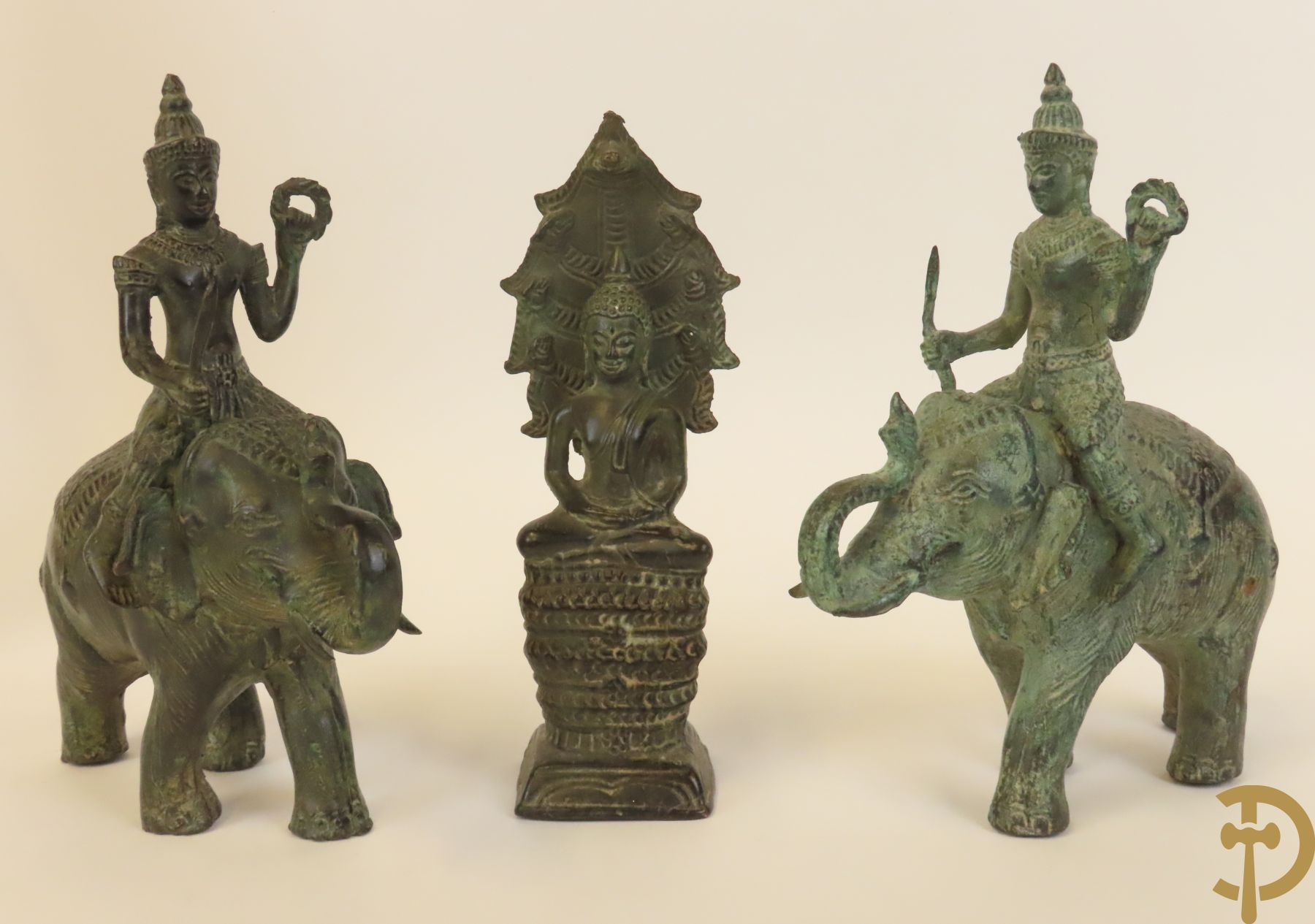 Aziatica bestaande uit bronzen zittende boedisatsvat onder boom, 2 bronzen olifanten met Indische figuren, bronzen zittende boedha, 4 Aziatische houtsculpturen van wijsgeren, Japanse dame in Satsumat en gipsen geknielde geisha