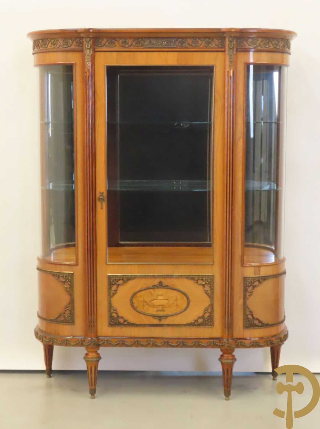 Notelaren eetkamer Louis XVI stijl bestaande uit vijfdeursdressoir met bloemenmarquetterie, bronsbeslag en wit marmeren blad, ovale uittrekbare tafel, 6 stoelen met leder bekleed en gegalbeerde vitrine met geslepen ruitjes