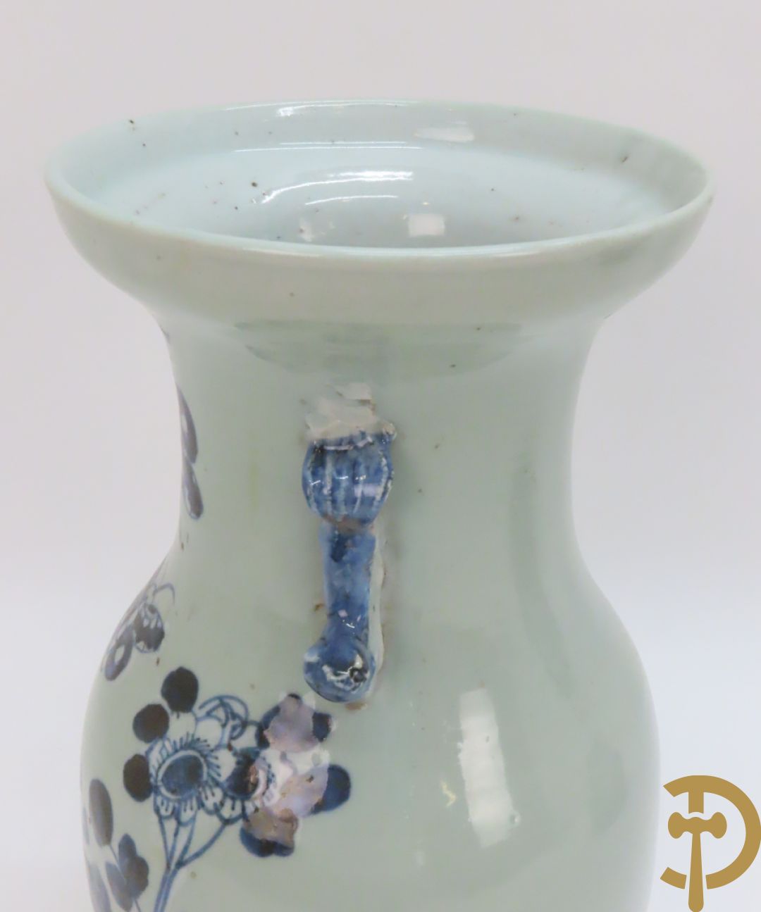 Porseleinen Chinese vaas met bloemendecor + potiche met bloemendecor + tabakspot