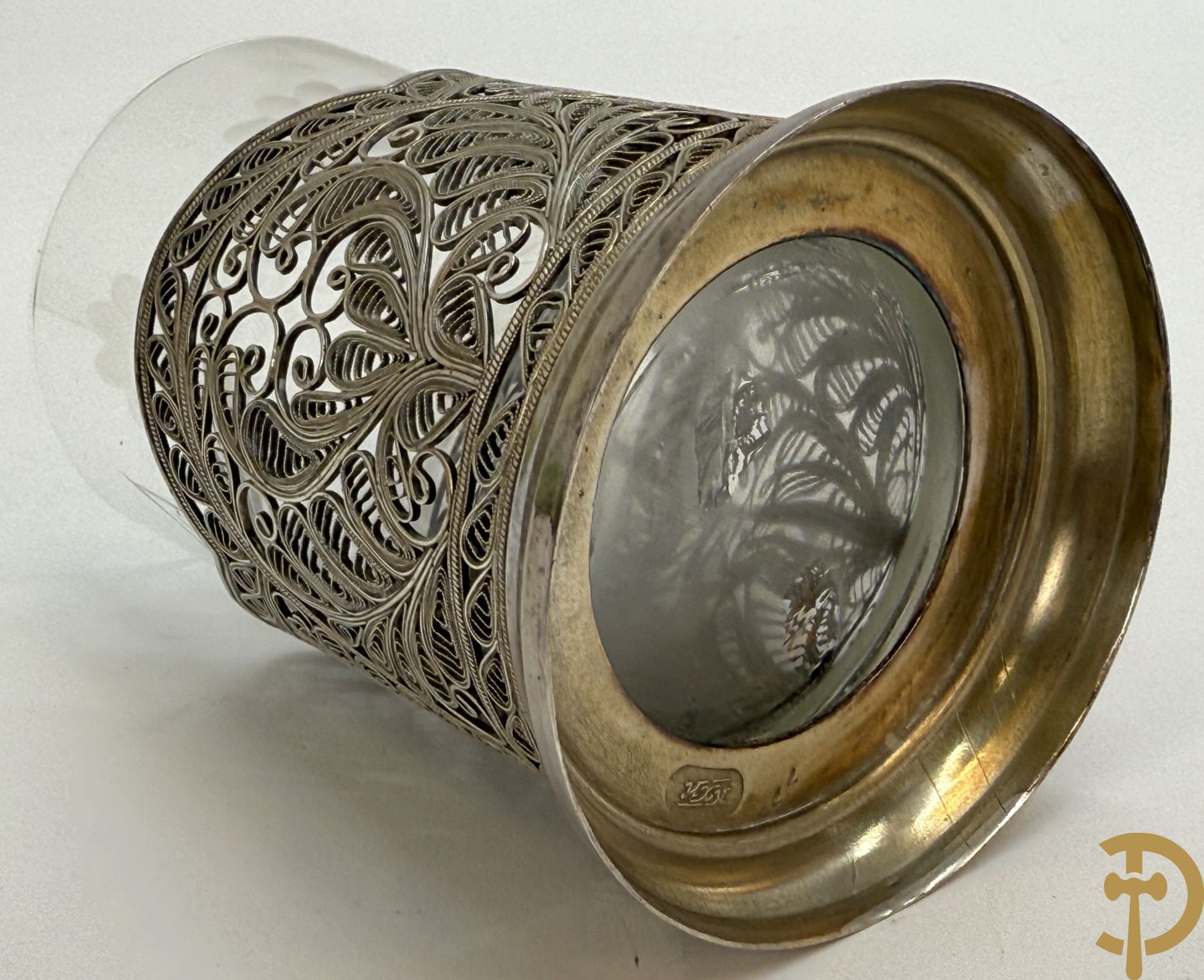 Zes verzilverde Russische theeglashouders in filigraanwerk