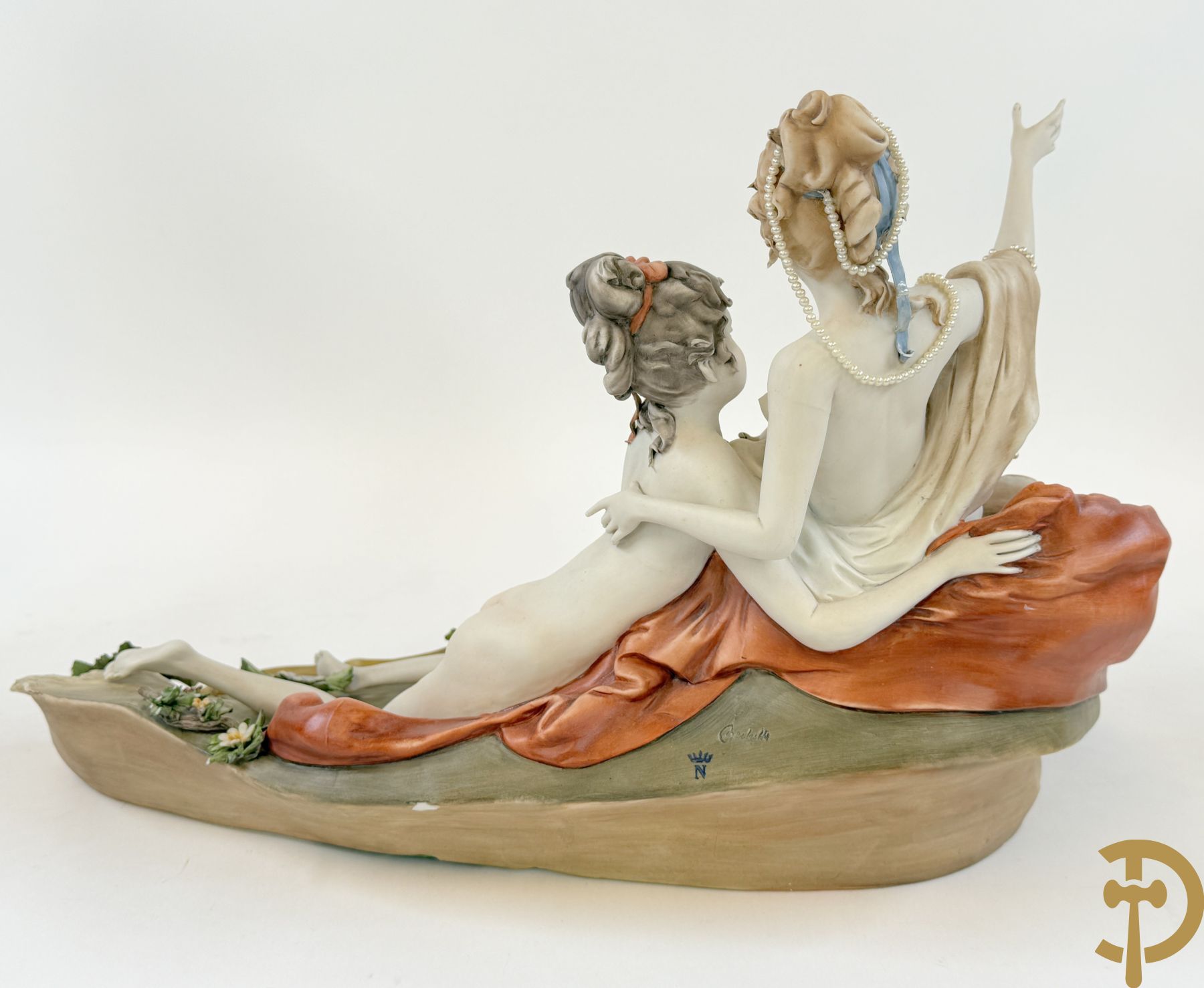 Italiaanse biscuitgroepen w.o. grote groep met 2 liggende naakte dames met zwaan, jongeman op rots, vioolspeler met edeldame, dame met kanten jurk en kinderen + Armani G. getekend 