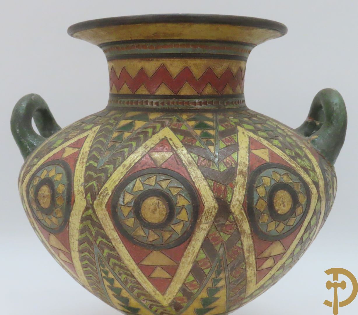 Vaas in terra cotta met geometrische motieven, Amfora, Grieks model, onleesbaar getekend onderaan