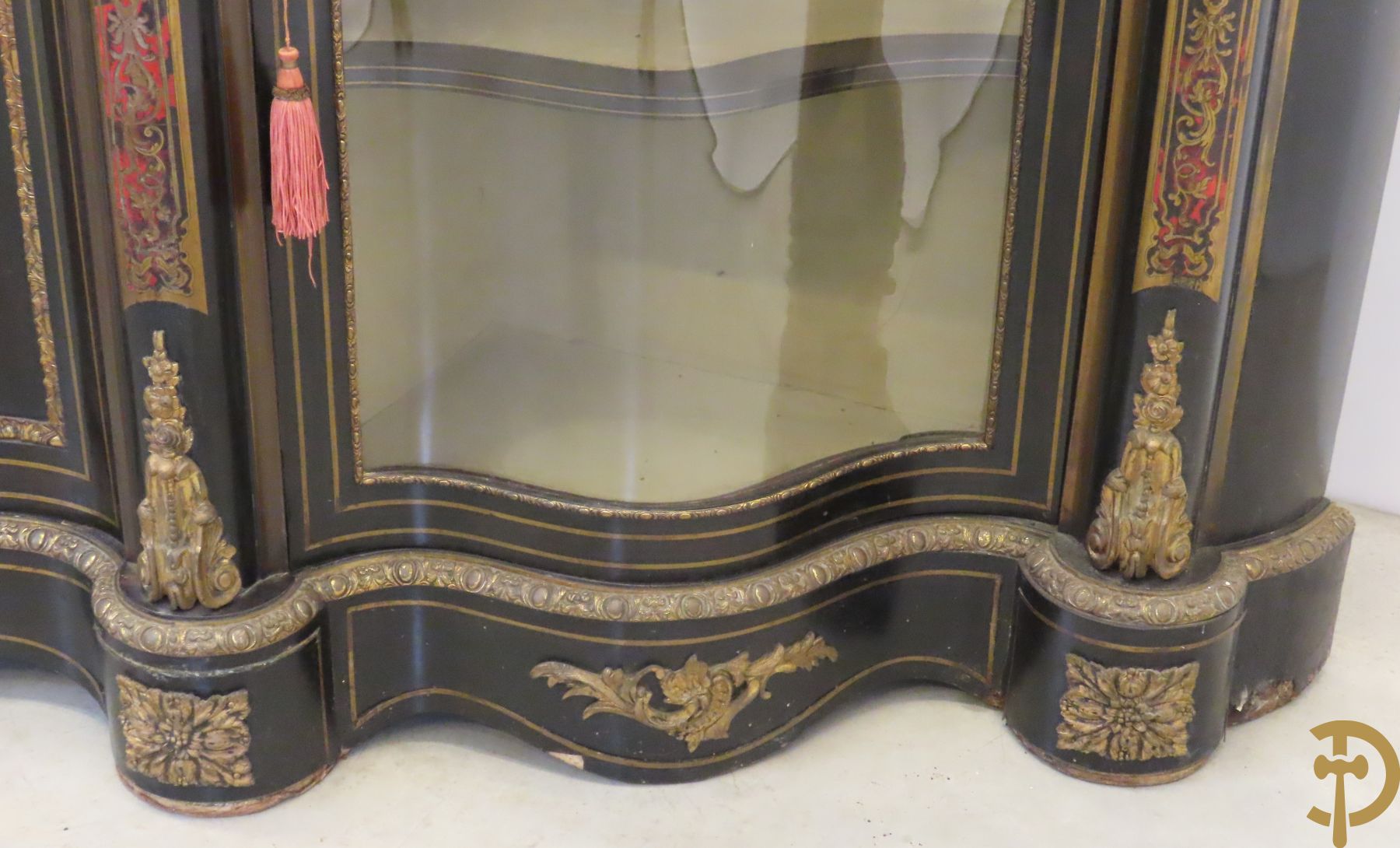 Groot Napoleon III dressoir met centrale deur bezet met medaillon in Boulletechniek - zijdelings met deuren in vitrineglas - bezet met bronzen ornamenten