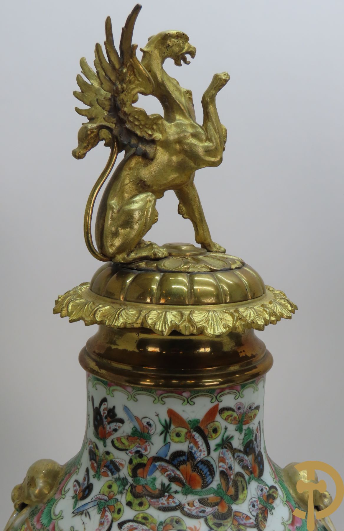Driedelig kaststel bestaande uit Chinese porseleinen Kantonvazen omgebouwd tot pendule - pendule bekroond met draak - en paar vazen met bronzen bekroning op bronzen voet
