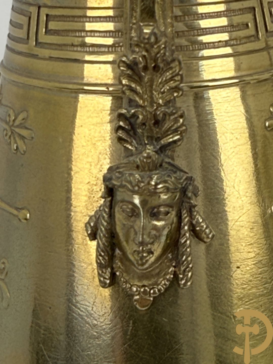 Zwart marmeren garnituur Napoleon III bestaande uit paar bronzen vuurrvergulde vijfarmige kandelaars bezet met vogels op zwarte marmeren basis met hertenkoppen + zwart marmeren middenstuk met klok bezet met hertenkoppen (zonder beeld)