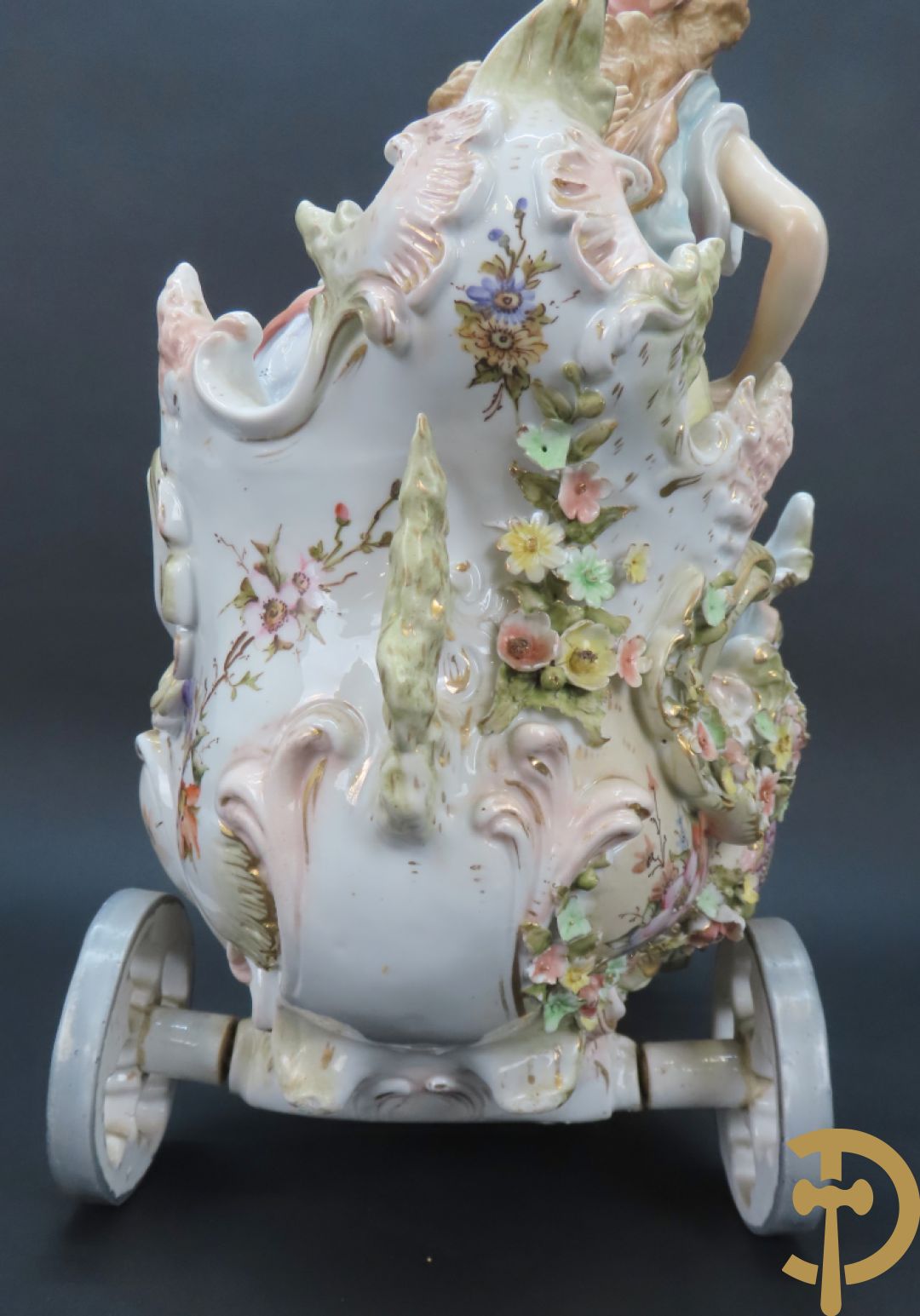 Meerkleurige porseleinen sierwagen slede met 3 dames voortgetrokken door 3 honden, onderaan gemerkt