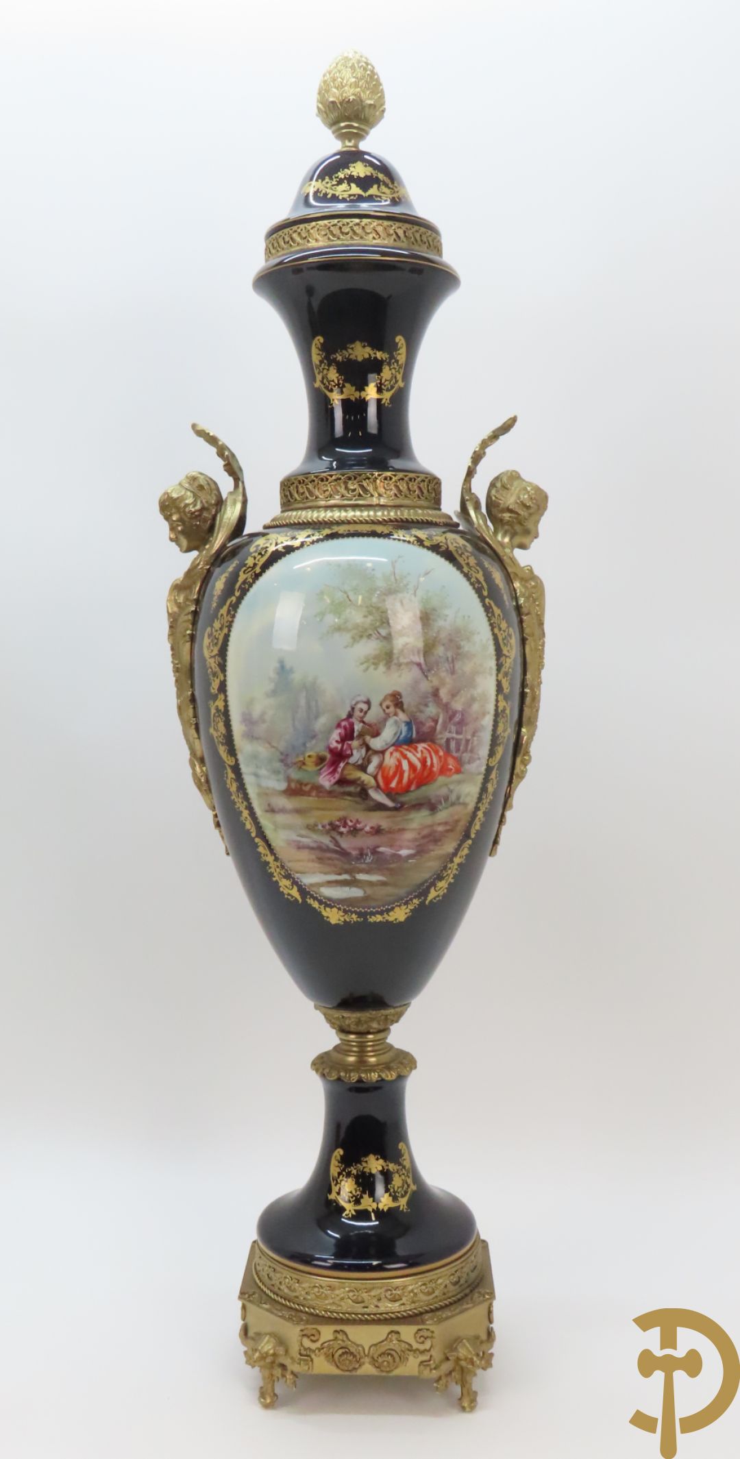 Paar Sèvres stijlvazen met geanimeerd romantisch decor, zijdelings bezet met bronzen medusahoofden, Rouly getekend