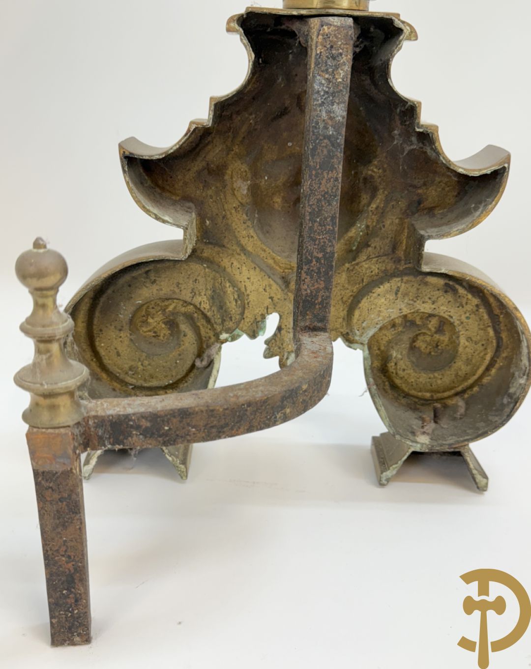 Paar Vlaamse bronzen chenets met accanthusranken en leeuwekoppen