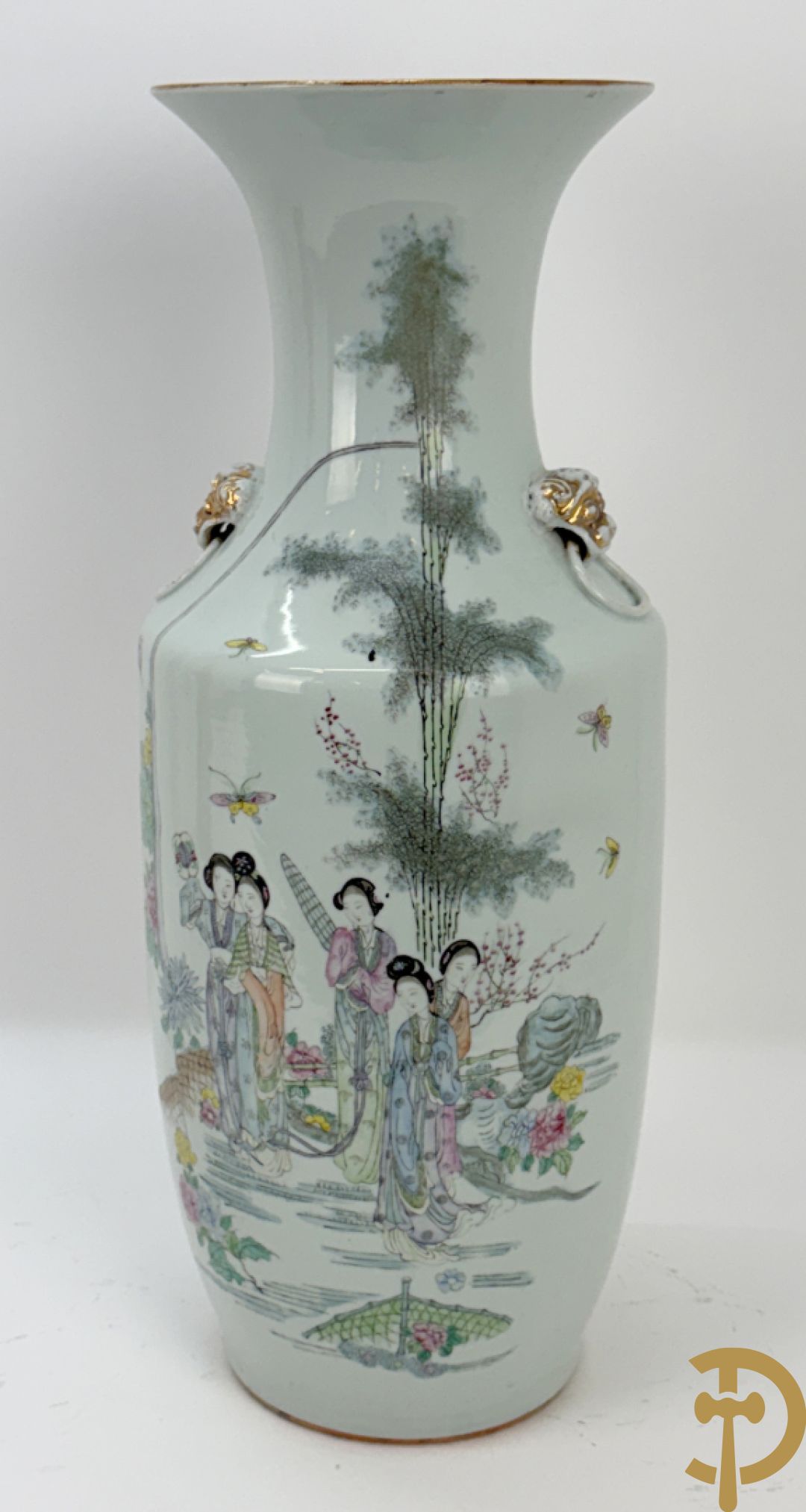 Paar Chinese porseleinen vazen met decor van dames in landschap