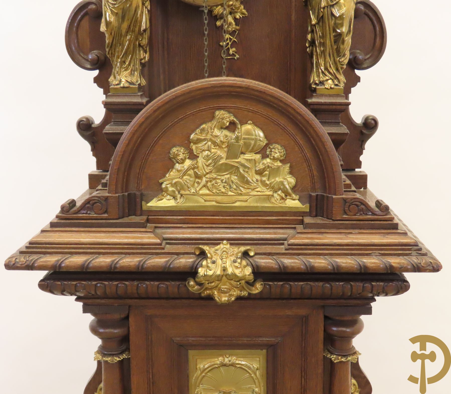 Staande klok met eikenhouten chassis en Neo Renaissance motieven bezet met bronsbeslag, bovenaan met bronzen cupido