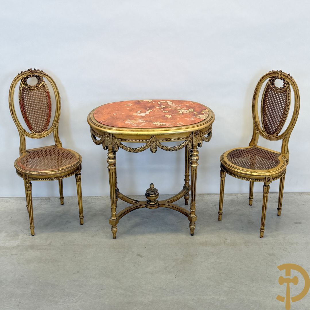 Ovale vergulde salontafel met Louis XVI motieven op gecanneleerde poten - met marmeren blad + 2 vergulde Louis XVI stoelen