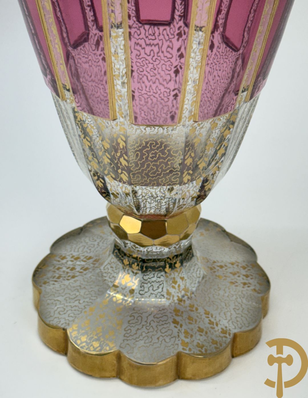 Gelobde kristallen vaas met gouddecor