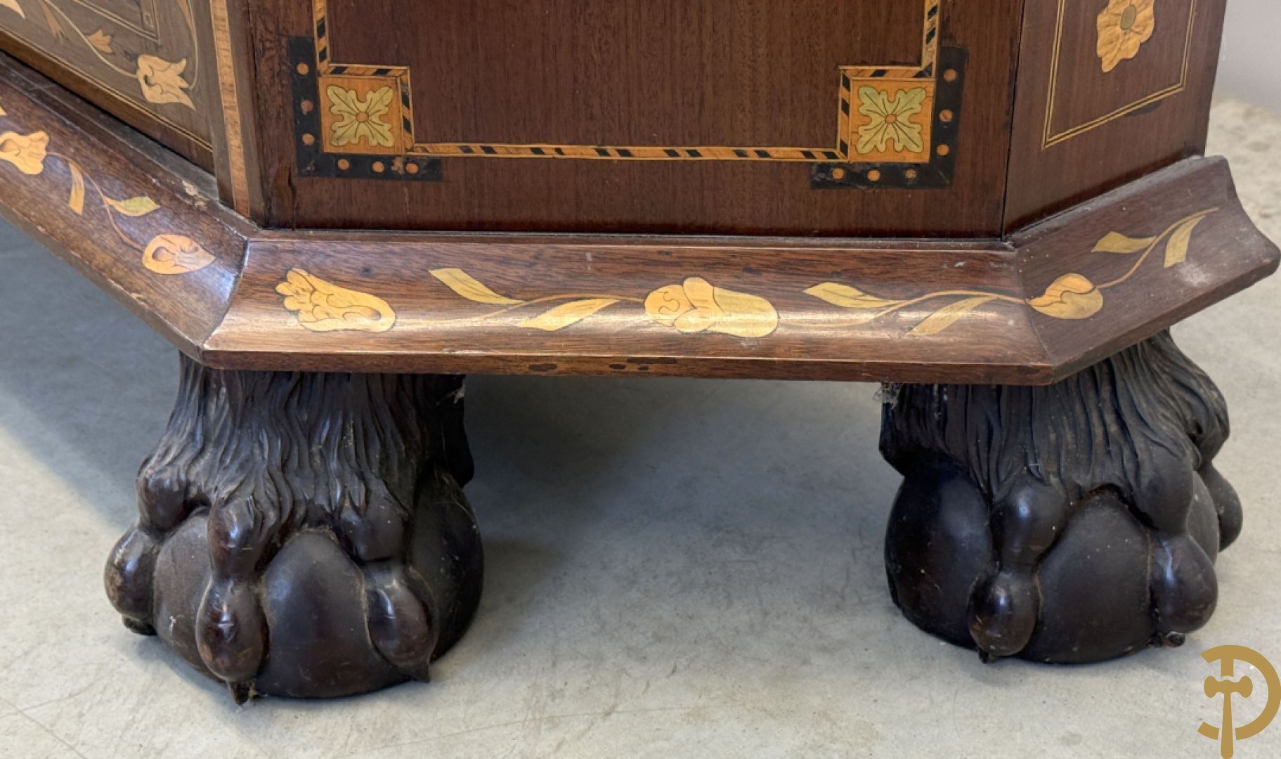 Hollandse vitrine met gemarketteerd bloementafereel, bovenaan met 2 beglaasde deuren en rocaille als kuif - onderaan met 2 gesloten deuren bezet met amforen, vogels en bloemenmarketterie