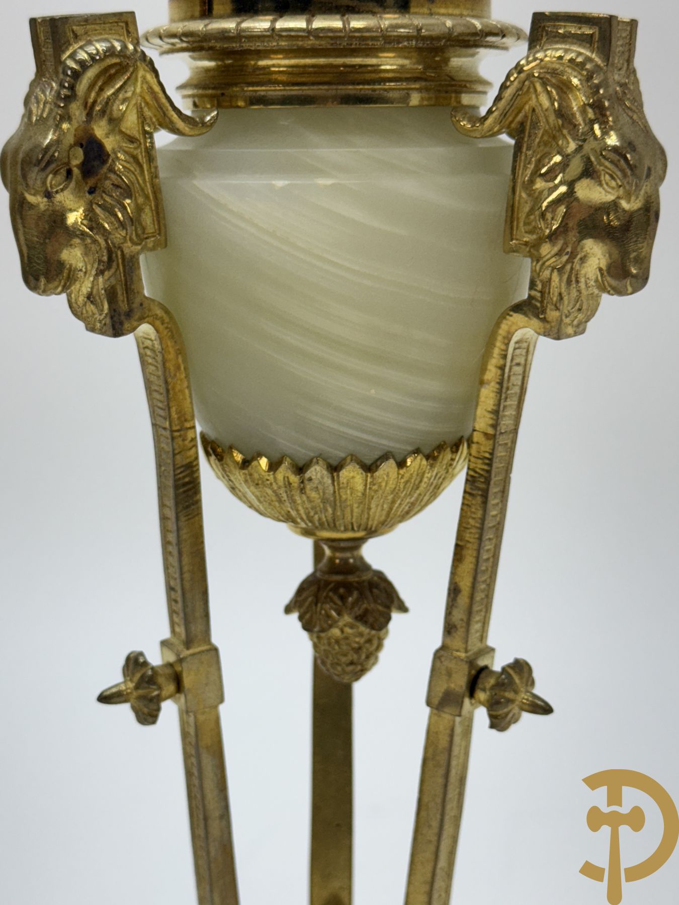 Paar vuurvergulde bronzen cassolettes met onix bezet met bokkepootjes en ramskoppen, bovenaan met flambeau