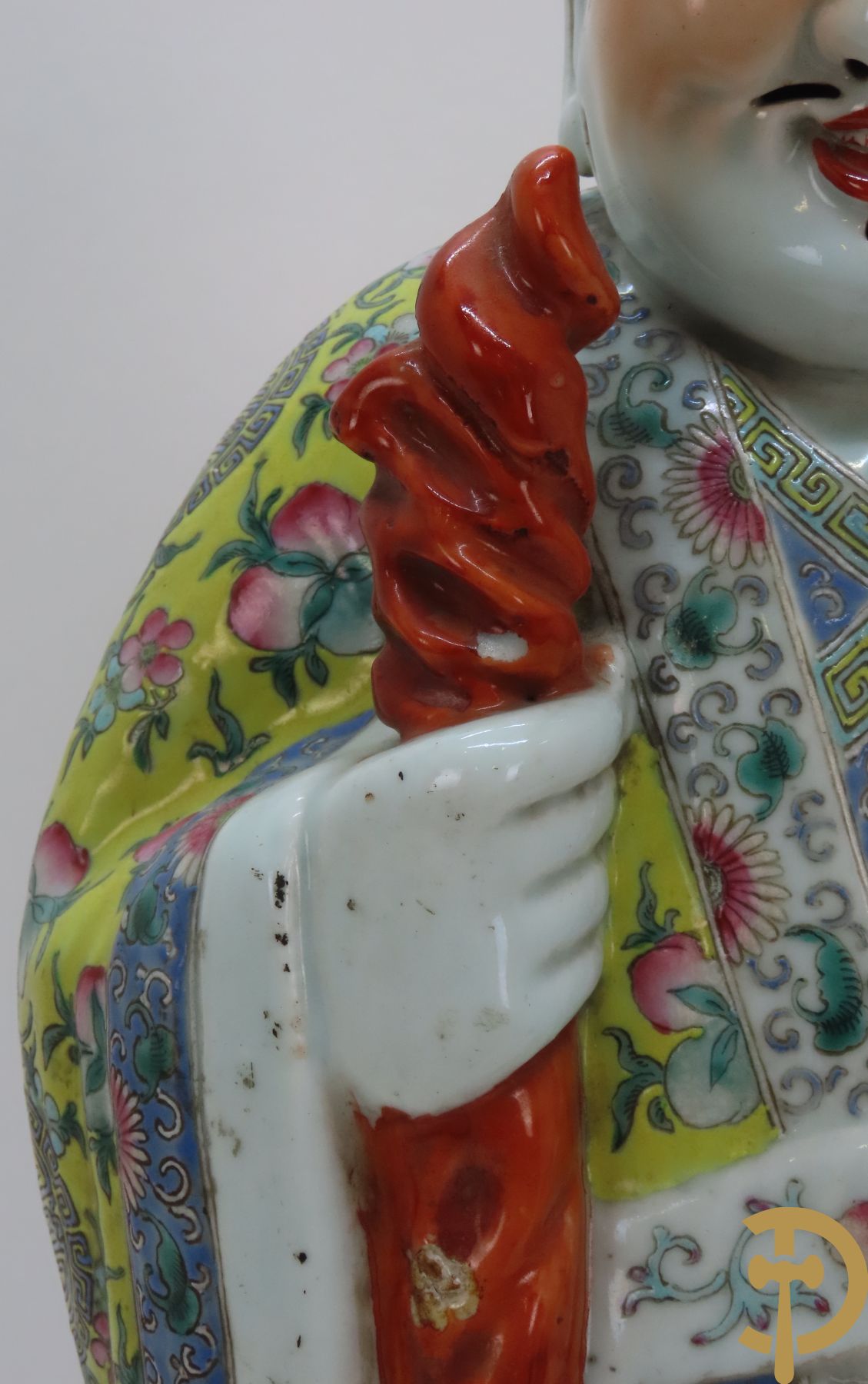 Chinese porseleinen wijsgeer met staf en perzik