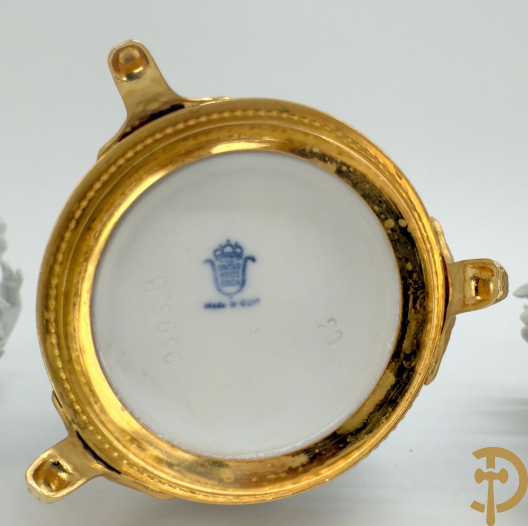 Zeven witte biscuits met voorstelligen van spelende kinderen en engelen op vergulde koperen sokkel, gemerkt Unterweisbach