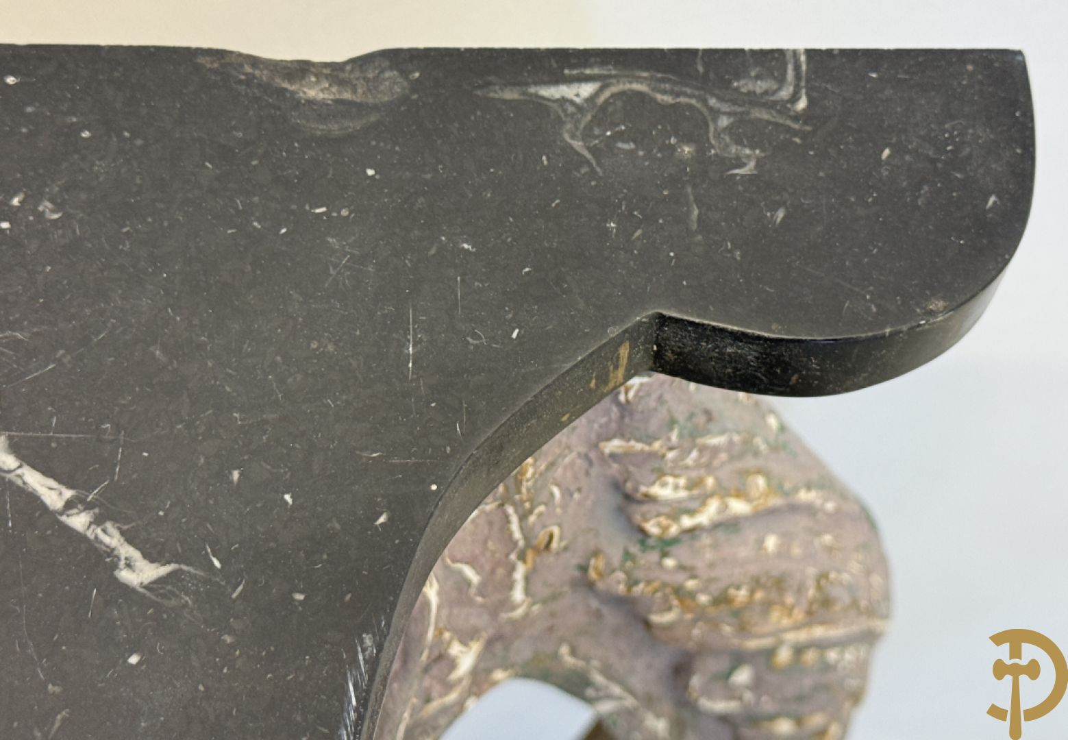 Gepatineerde Louis XV console met zwart marmeren blad