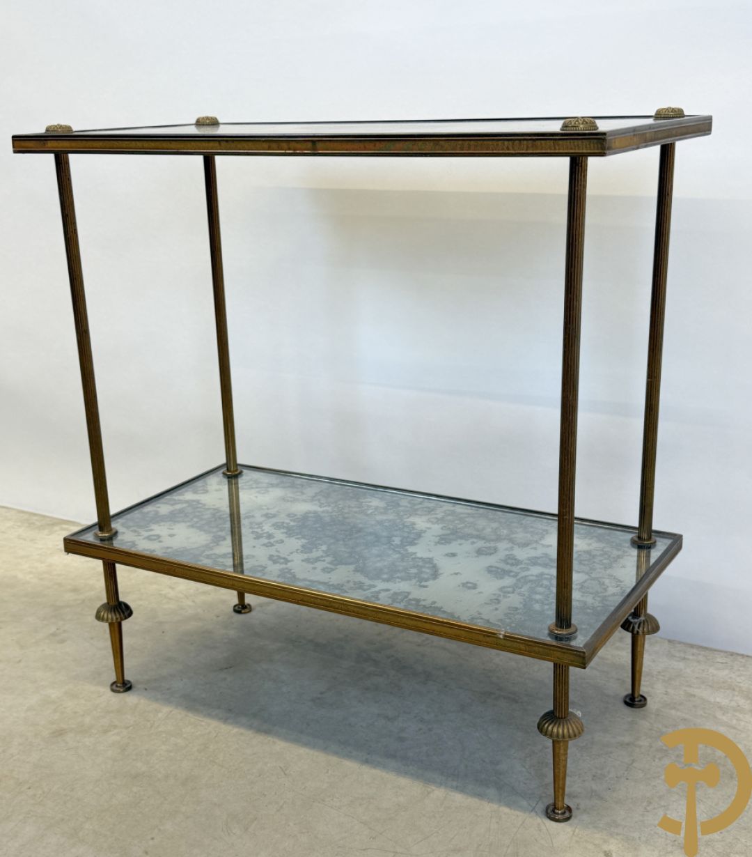 Paar koperen bout de canapé bijzettafels + koperen étagèretafel met gefumeerd glas