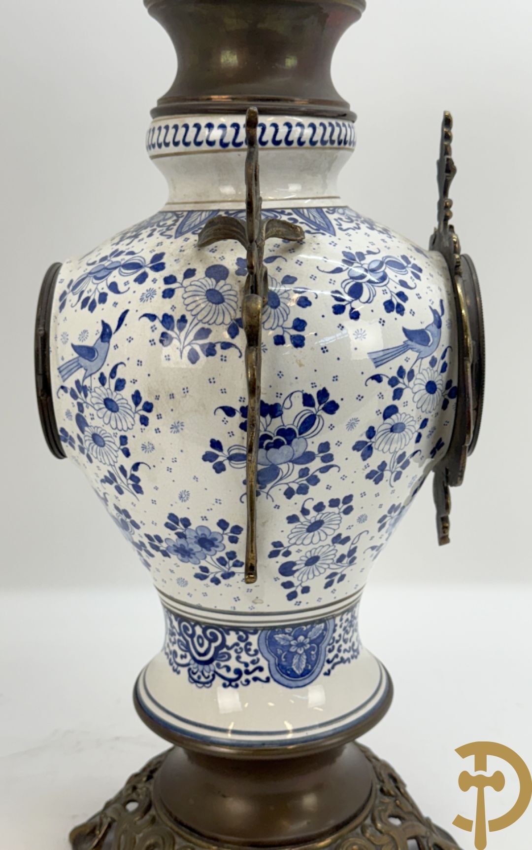 Driedelige garnituur met faience in Delftse stijl en bezet met koperen Jugendstil kandelaars, rond 1900