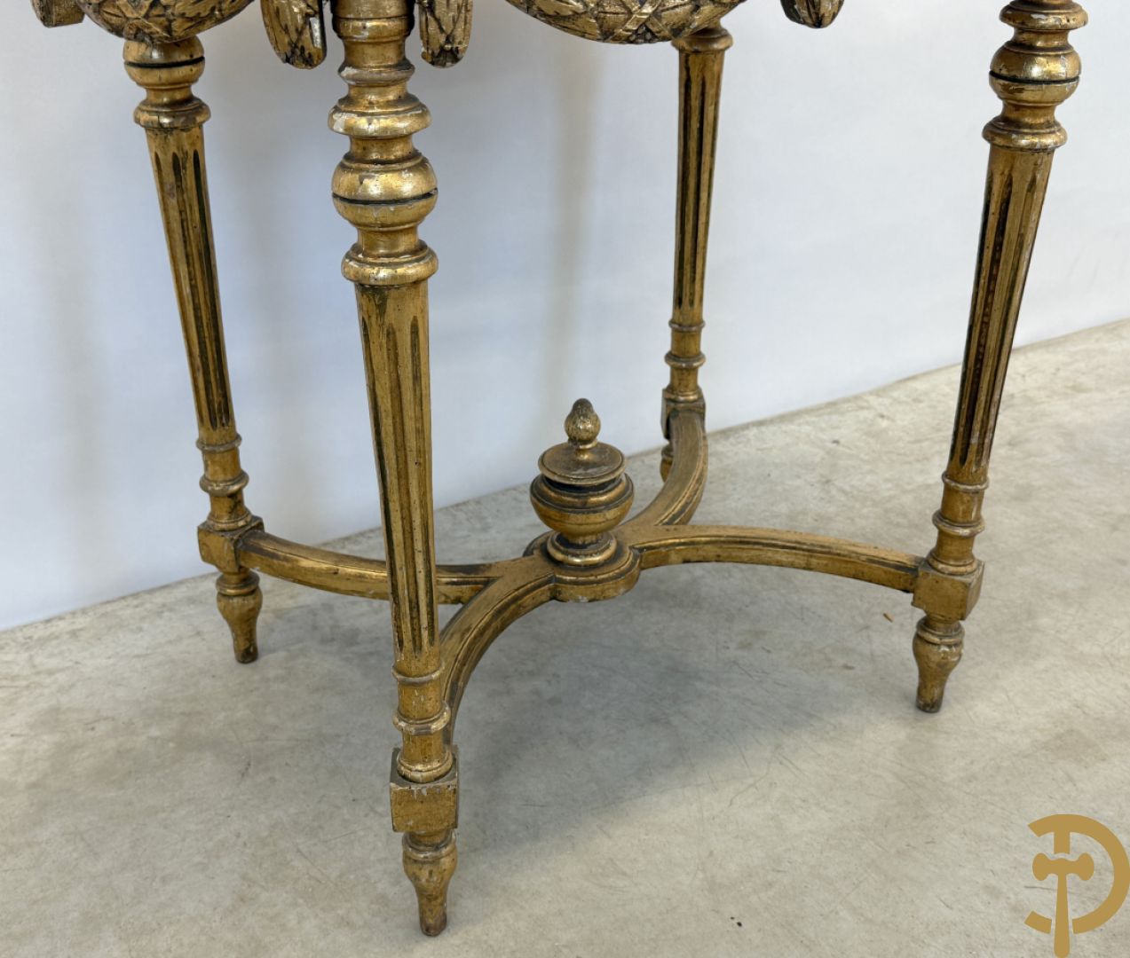 Ovale vergulde salontafel met Louis XVI motieven op gecanneleerde poten - met marmeren blad + 2 vergulde Louis XVI stoelen