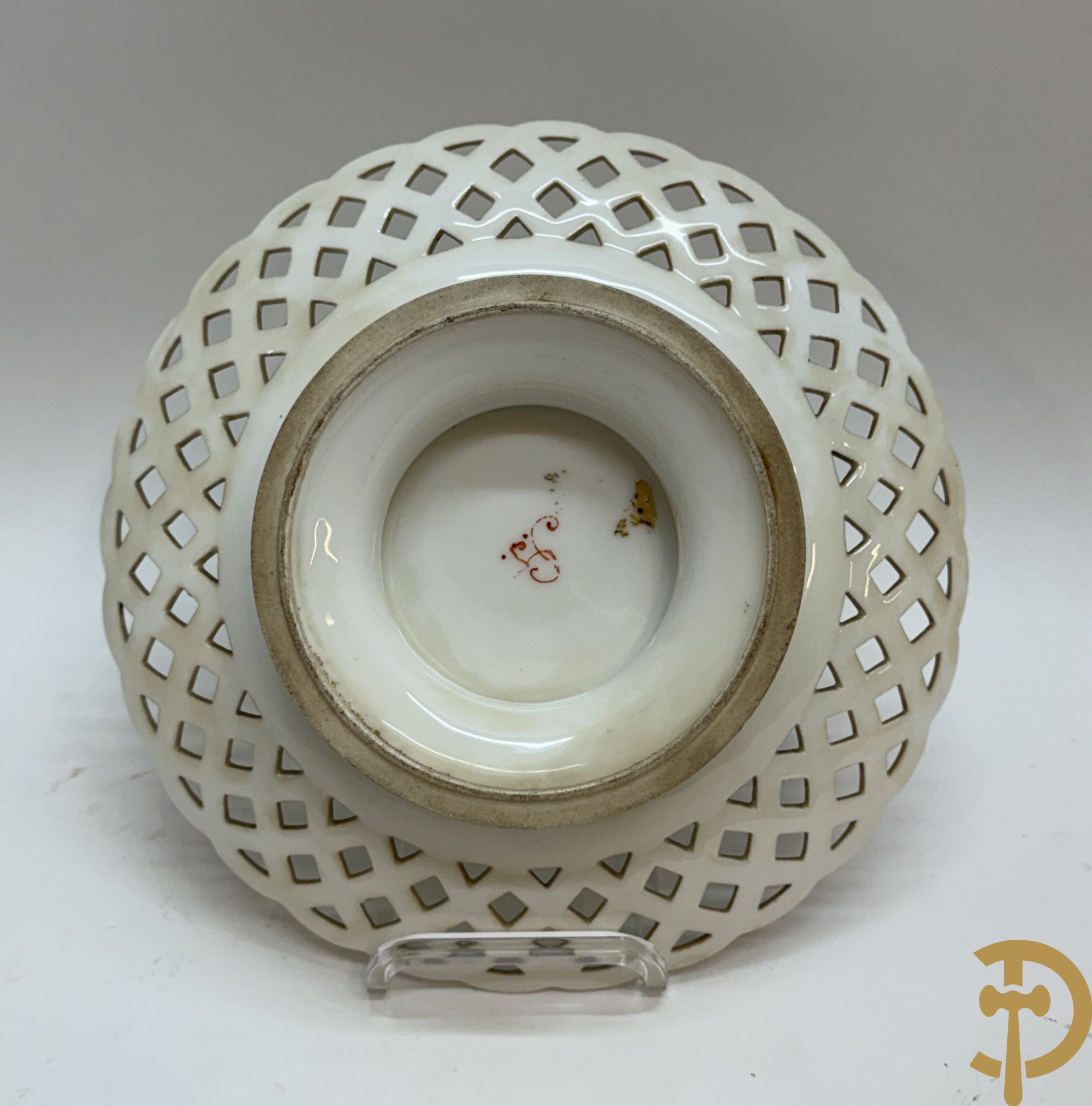 Acht handbeschilderde geajoureerde porseleinen borden met landschapsdecor, onderaan gemerkt