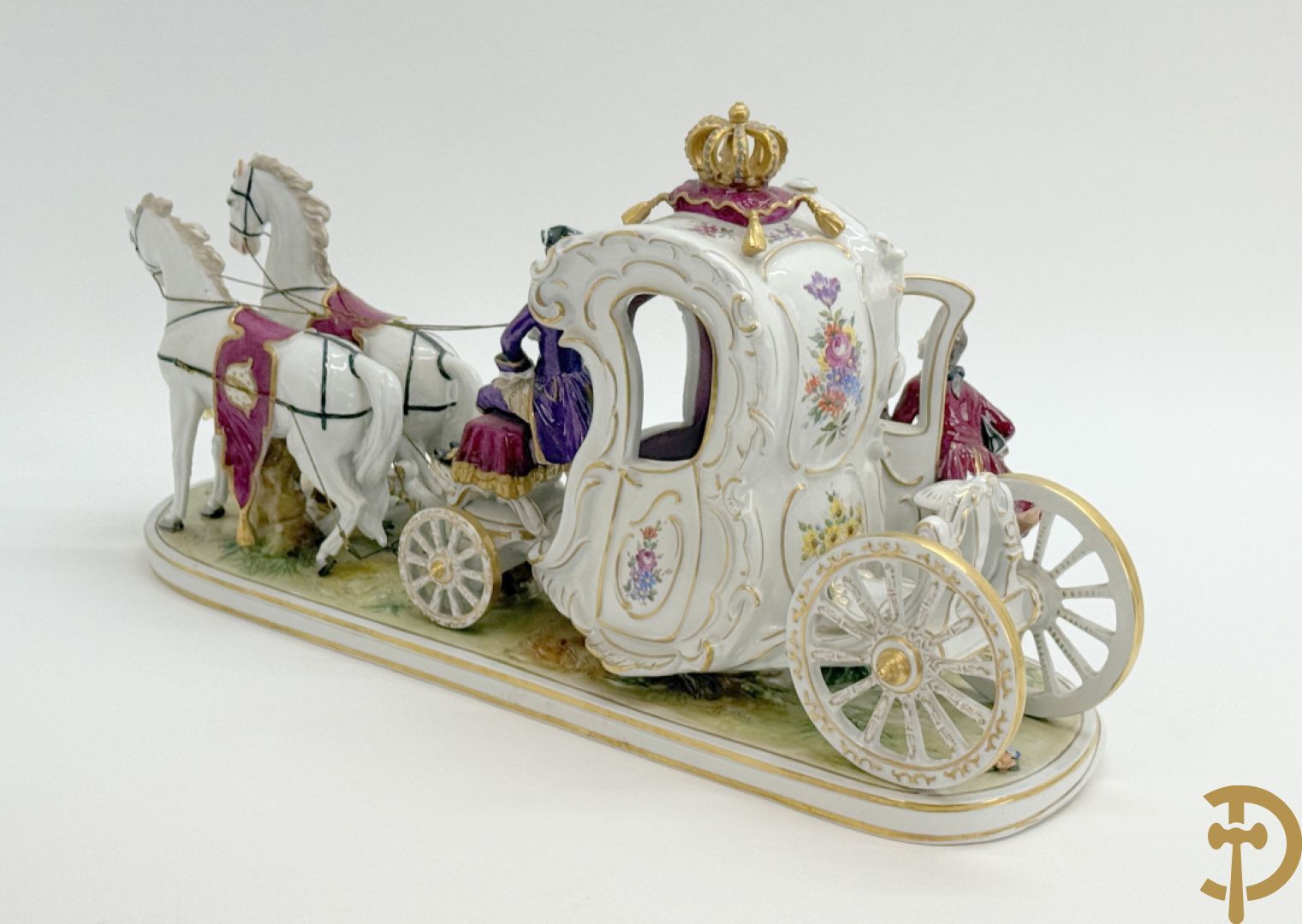 Porseleinen meerkleurige groep met koets, edeldame, lakei, ruiter en 2 paarden