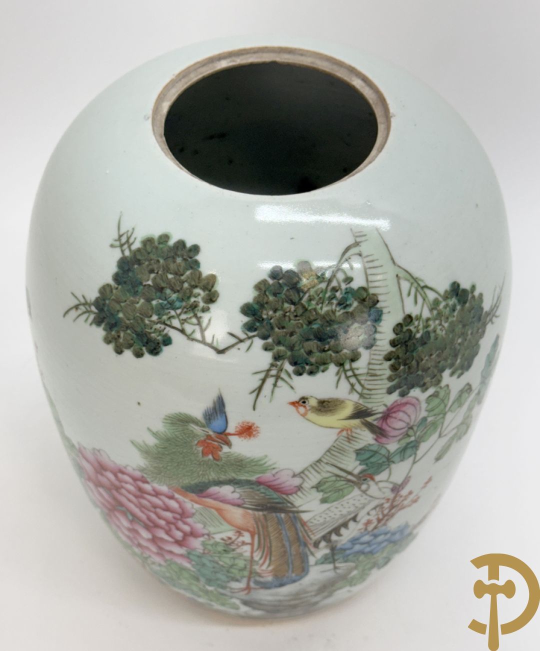 Drie Chinese porseleinen dekselpotiches met vogel- en bloemendecor