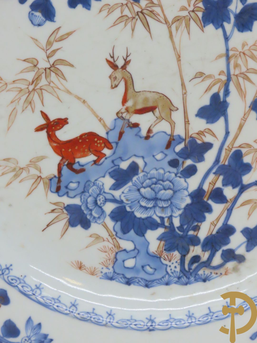 Porseleinen Imari bord met dierenmotieven in florale omgeving
