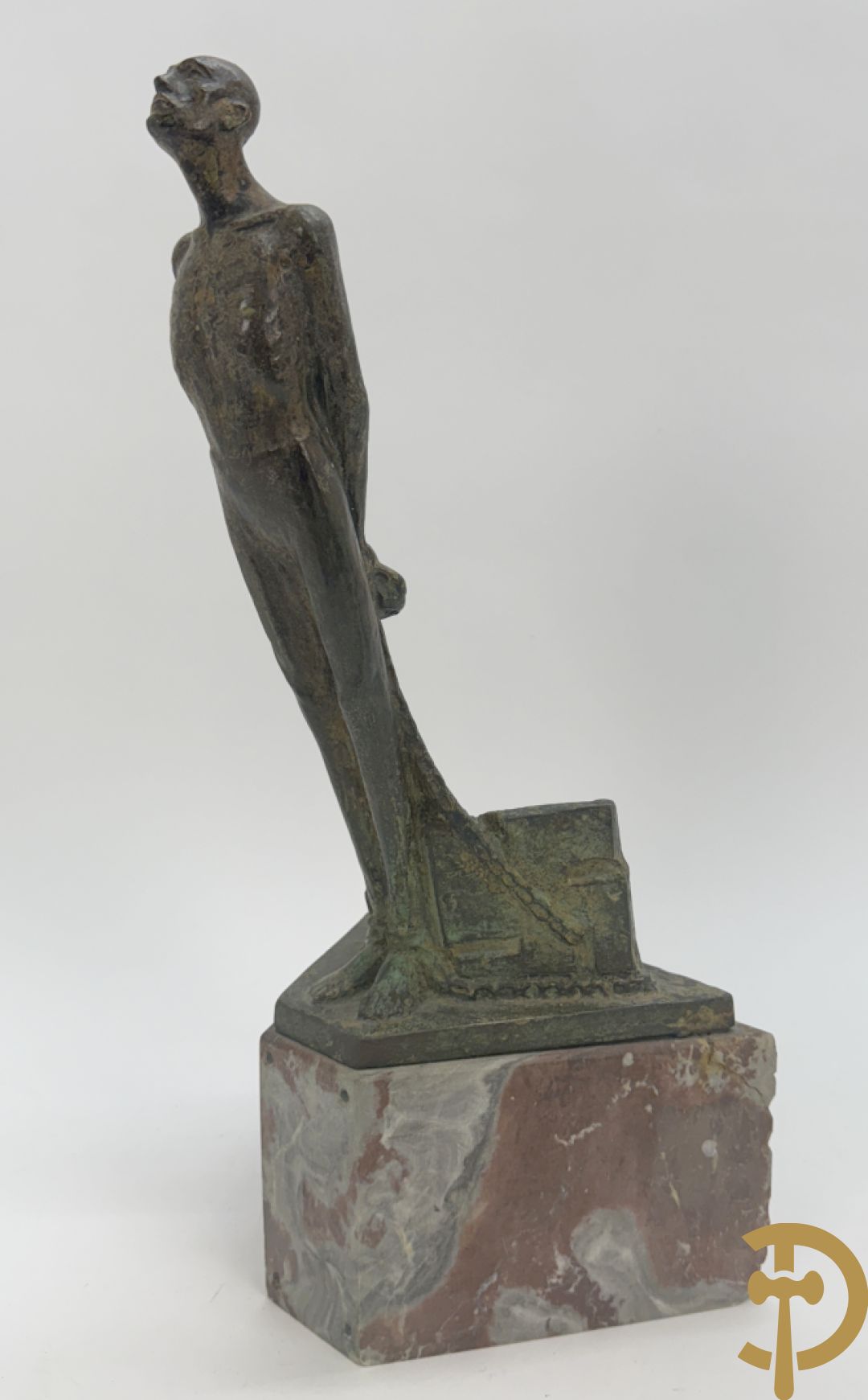 VAN CuL...(?) onleesbaar getekend achteraan Bronzen boegbeeld W.O. II Duits met tekens op marmeren sokkel