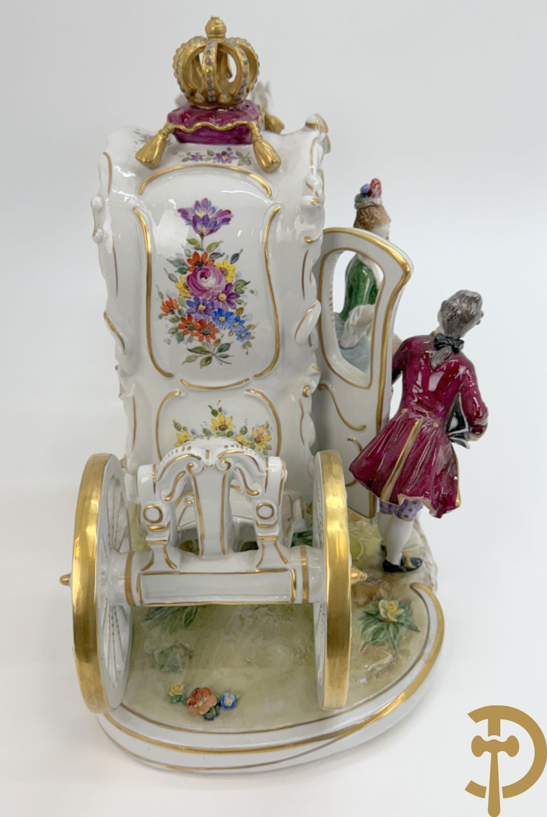 Porseleinen meerkleurige groep met koets, edeldame, lakei, ruiter en 2 paarden