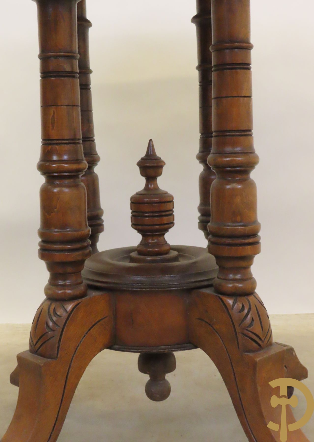 Achthoekige bijzettafel met marqueterie op vierpikkel