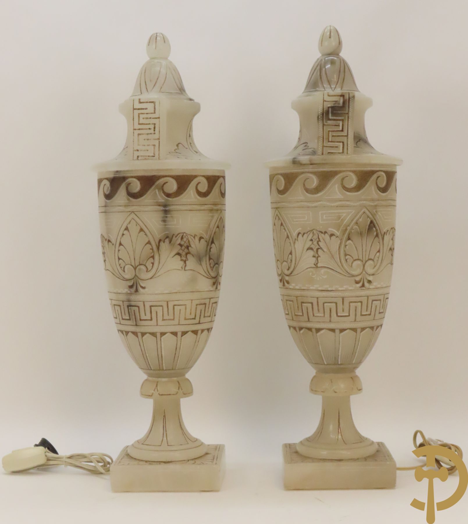 Paar handgesculpteerde onix marmeren Italiaanse potiches met accanthusraken en meanderend decor