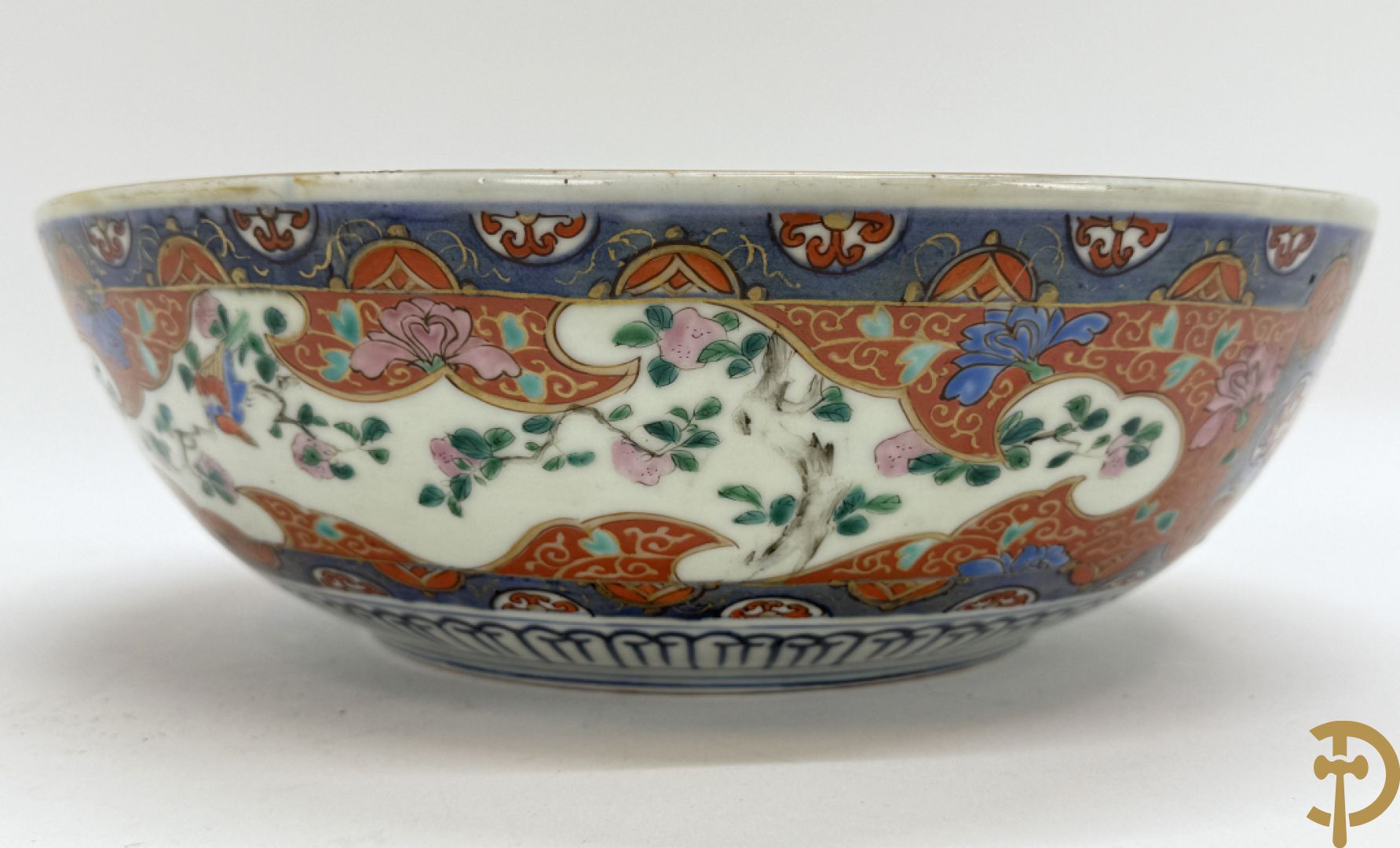 Japanse porseleinen Imari coupe met drakendecor omgeven door personages