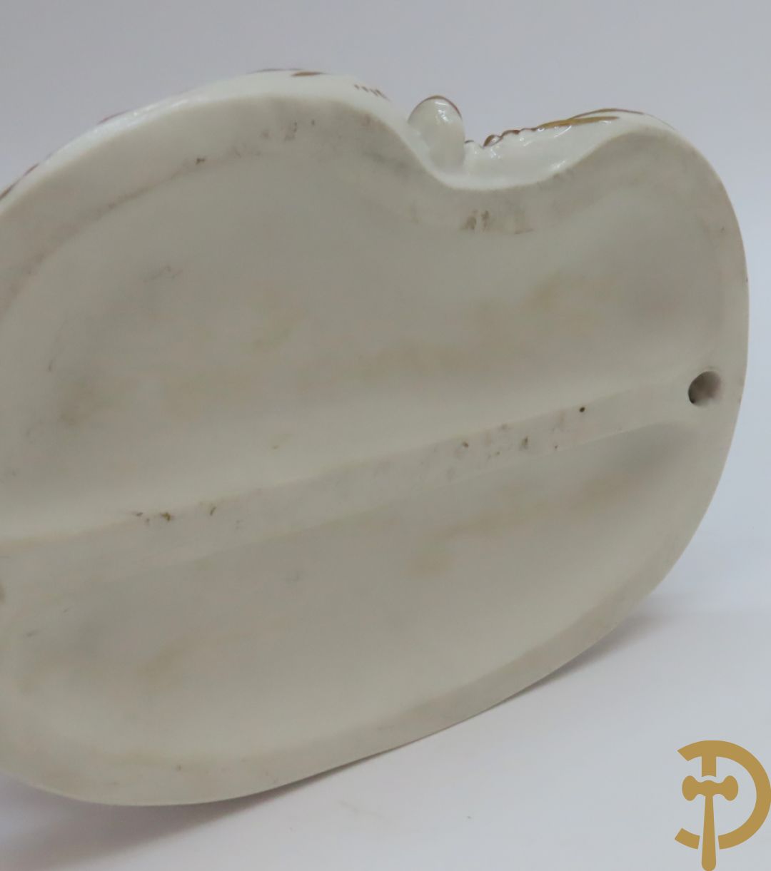 Drie porseleinen sierstukken 