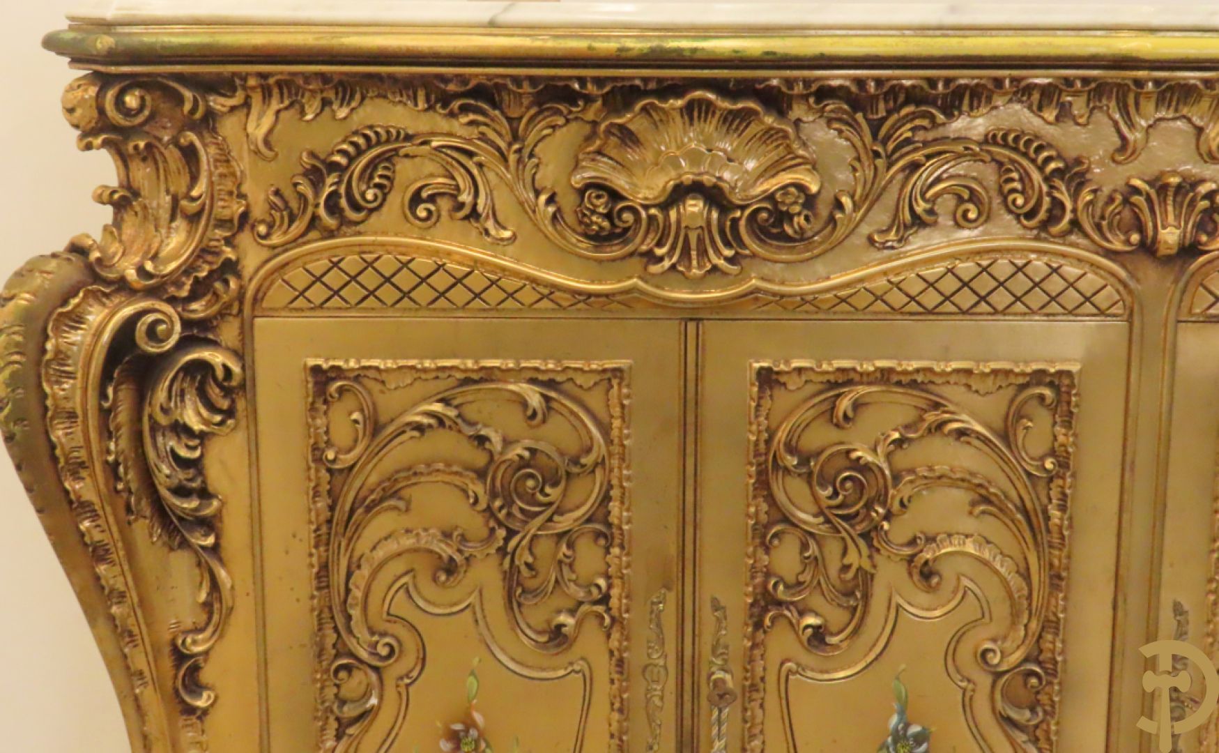 Uitzonderlijke vergulde Louis XV eetkamer bestaande uit vijfdeursdressoir met voluutvormige accanthusranken en rocailles, beschilderd met bloemenmotieven en centraal tafererel met hoornen des overvloeds + bijhorende spiegel vergulde tafel op voluutvormige poten met zes bijhorende stoelen + vitrine met accanthusranken en centrale deur, op voluutvormige poten