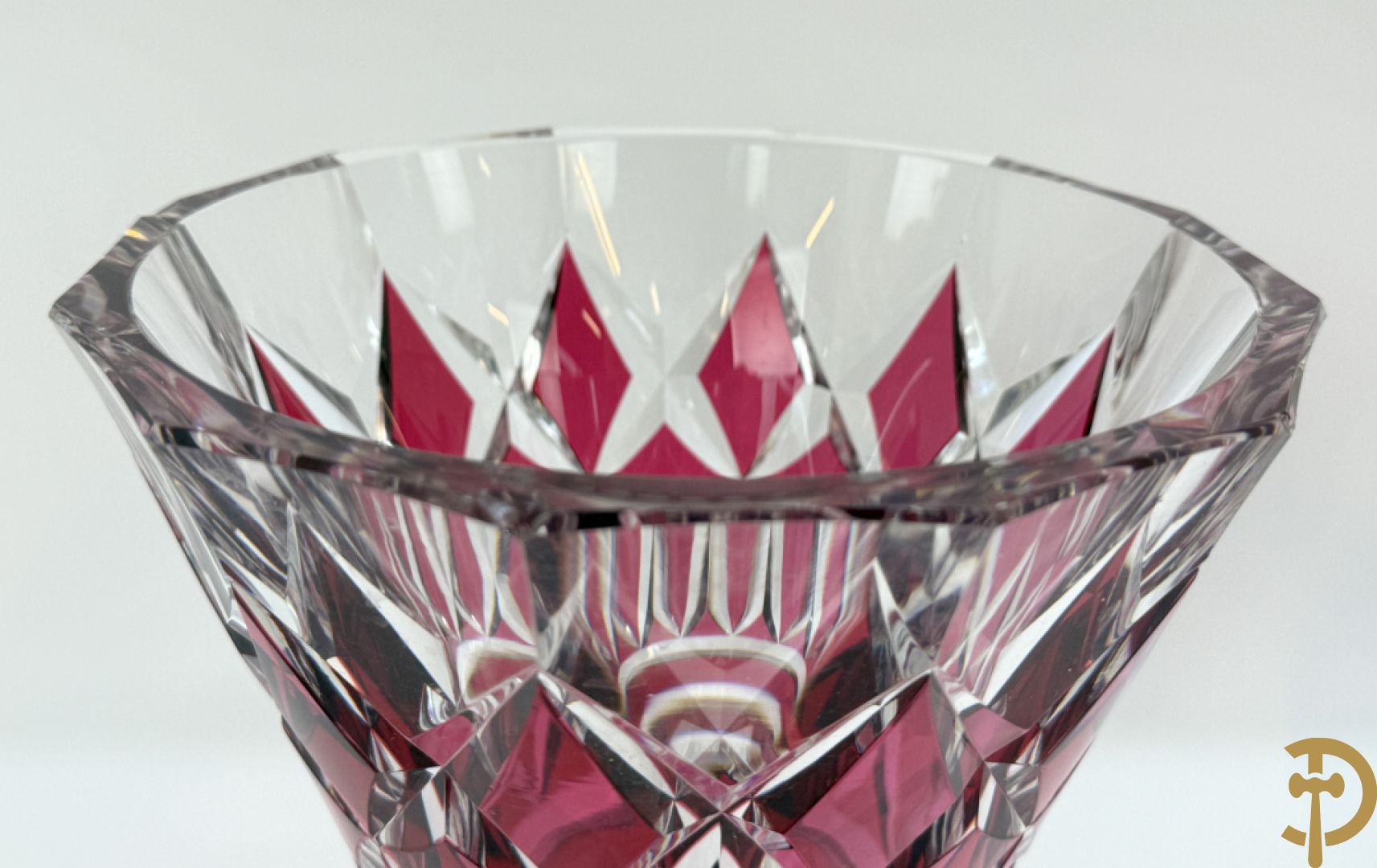 Gekleurde bolvormige kristallen handgeslepen Val-Saint-Lambert vaas, gemerkt 1197 + groene krsitallen Val-Saint-Lambert vaas + rode geslepen Val-Saint-Lambert vaas