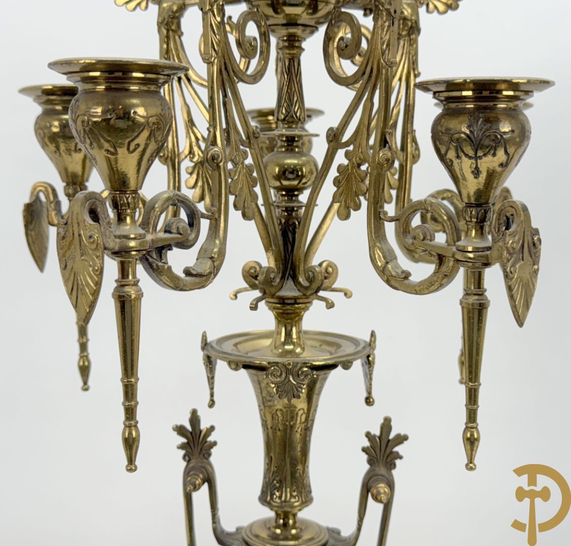 Zwart marmeren garnituur Napoleon III bestaande uit paar bronzen vuurrvergulde vijfarmige kandelaars bezet met vogels op zwarte marmeren basis met hertenkoppen + zwart marmeren middenstuk met klok bezet met hertenkoppen (zonder beeld)