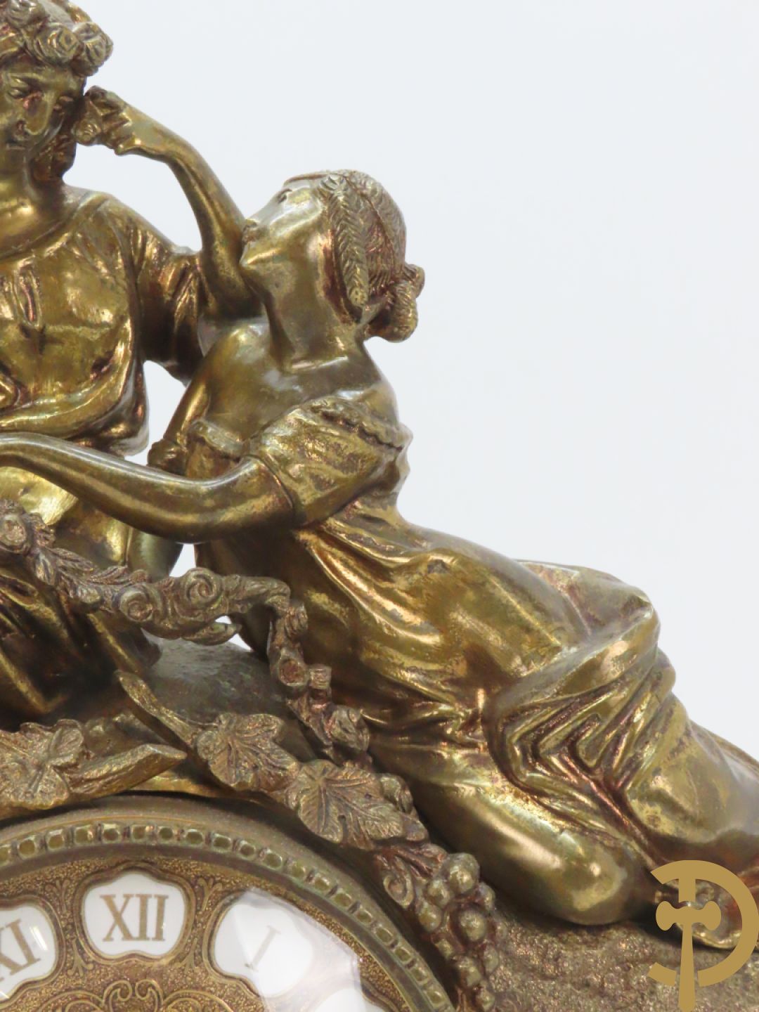 Driedelige bronzen garnituur bestaande uit pendule met 2 dames bovenaan, geflankeerd door paar zesarmige kandelaars