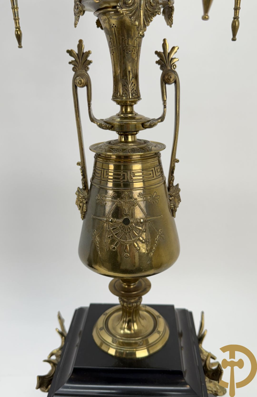 Zwart marmeren garnituur Napoleon III bestaande uit paar bronzen vuurrvergulde vijfarmige kandelaars bezet met vogels op zwarte marmeren basis met hertenkoppen + zwart marmeren middenstuk met klok bezet met hertenkoppen (zonder beeld)