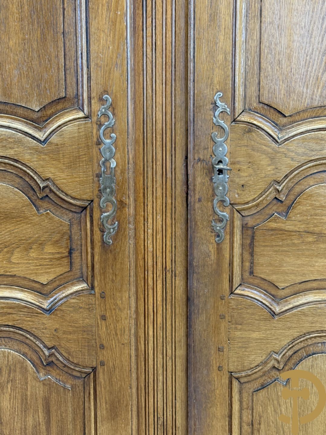 Massief eiken tweedeurskast met afgestoken panelen en gecanneleerde afgeronde hoeken